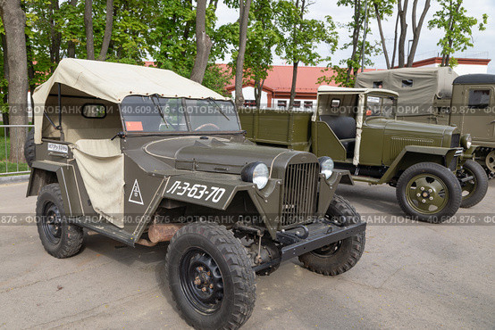 Артиллерийский тягач ГАЗ-67Б (1944г., СССР) и грузовой автомобиль ГАЗ-ММ-91-120 (1942г., СССР ) на открытой площадке Музея Гаража особого назначения на ВДНХ в Москве (2023 год). Редакционное фото, фотограф Наталья Николаева / Фотобанк Лори