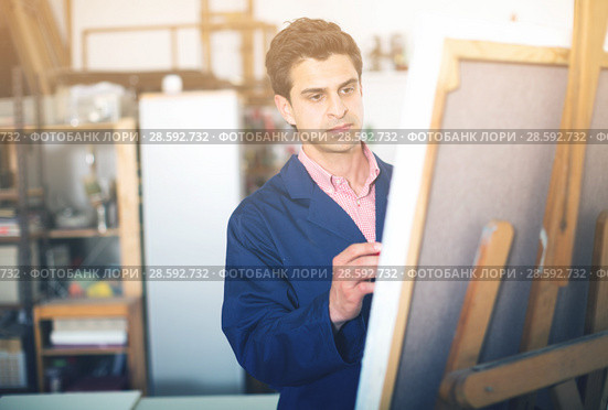 Artist painting on canvas. Стоковое фото, фотограф Яков Филимонов / Фотобанк Лори