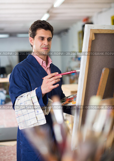 Artist painting on canvas. Стоковое фото, фотограф Яков Филимонов / Фотобанк Лори