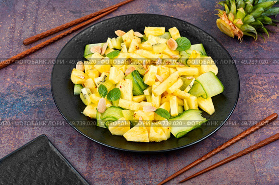Asian pineapple salad with cucumber and chopstick. Vegan pineapple salad, clean diet food.. Detox pineapple, cucumber salad, healthy, clean food. Стоковое фото, агентство Ingram Publishing / Фотобанк Лори