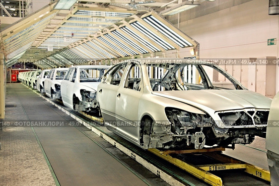 assembled cars in a row at car plant. Стоковое фото, агентство Ingram Publishing / Фотобанк Лори