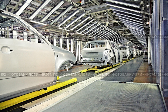 assembled cars in a row at car plant. Стоковое фото, агентство Ingram Publishing / Фотобанк Лори