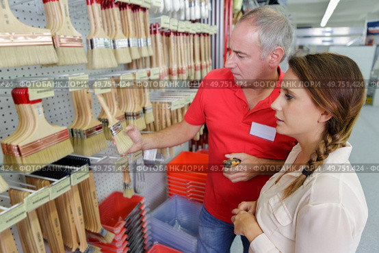 assistant seller help female client choosing brush. Стоковое фото, агентство Ingram Publishing / Фотобанк Лори