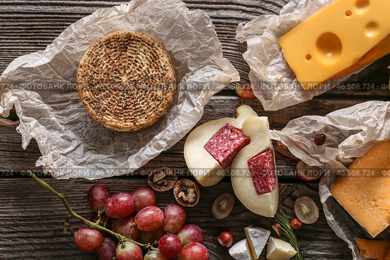 Ассорти из вкусных сыров на деревянном столе. Стоковое фото, фотограф Pixel_shot / Фотобанк Лори