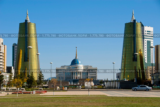Астана. Вид на президентский дворец "Акорда". Площадь у Байтерека. (2009 год). Редакционное фото, фотограф Юлия Врублевская / Фотобанк Лори