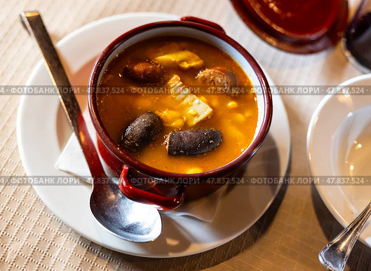 Asturian fabada soup served in bowl. Стоковое фото, фотограф Яков Филимонов / Фотобанк Лори