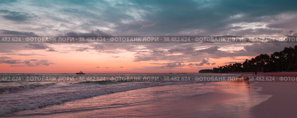Atlantic Ocean coast on a sunrise, Bavaro beach, Dominican Republic (2017 год). Стоковое фото, фотограф EugeneSergeev / Фотобанк Лори