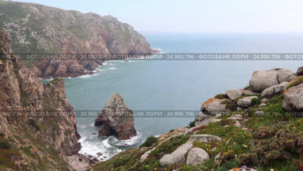Atlantic rocky coast view, Portugal. Стоковое видео, видеограф Юрий Брыкайло / Фотобанк Лори