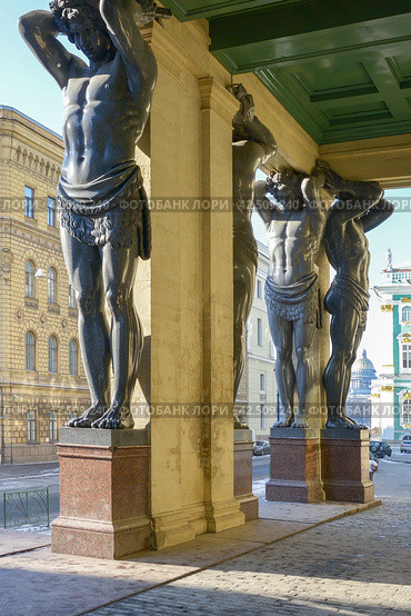 Атланты портика Нового Эрмитажа в Санкт-Петербурге (2013 год). Редакционное фото, фотограф Александр Алексеев / Фотобанк Лори