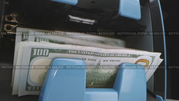 ATM dispensing a one hundred dollar bill during a busy weekday in downtown financial district. Стоковое видео, видеограф Сергей Толмачёв / Фотобанк Лори