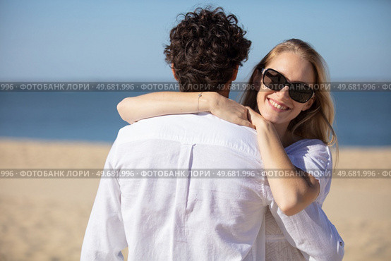 attractive couple cuddling at the beach. Стоковое фото, агентство Ingram Publishing / Фотобанк Лори