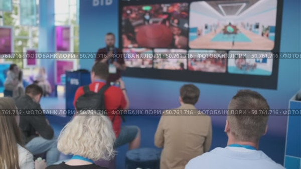Audience observing a presentation with multimedia visuals in a modern setting. Стоковое видео, видеограф Антон Гвоздиков / Фотобанк Лори