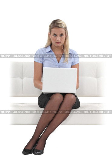 Austere woman typing on her laptop. Стоковое фото, агентство Ingram Publishing / Фотобанк Лори