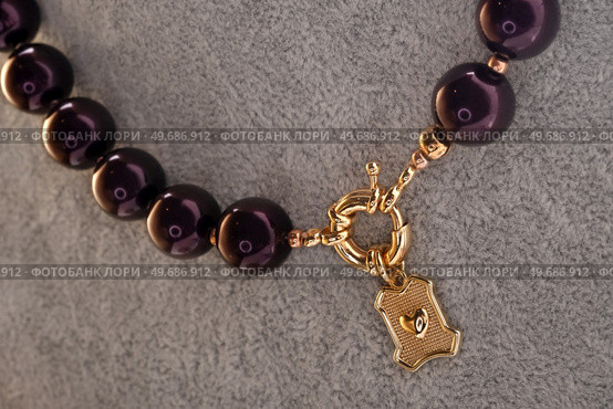 author beautiful  blackberry color pearls necklaces with heart pendant demonstrated on maneken. fashion and jewelry concept. Стоковое фото, агентство Ingram Publishing / Фотобанк Лори
