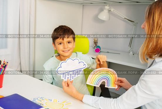 Autistic boy during ABA therapy with weather cards. Стоковое фото, фотограф Сергей Новиков / Фотобанк Лори