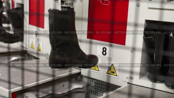 automatic Shoe making machine in the factory. Стоковое видео, видеограф Алексей Сергеев / Фотобанк Лори
