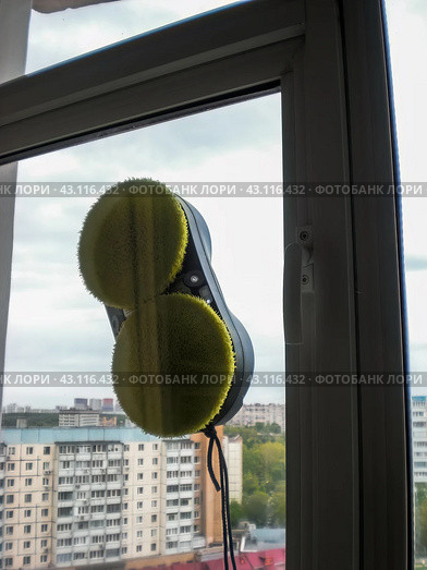 Automatic vacuum robot window washer washes glass window. Стоковое фото, фотограф Константин Григорьев / Фотобанк Лори