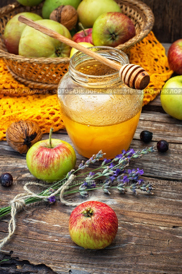 Autumn harvest of apples in the background of the glass jar with fragrant honey. Стоковое фото, агентство Ingram Publishing / Фотобанк Лори