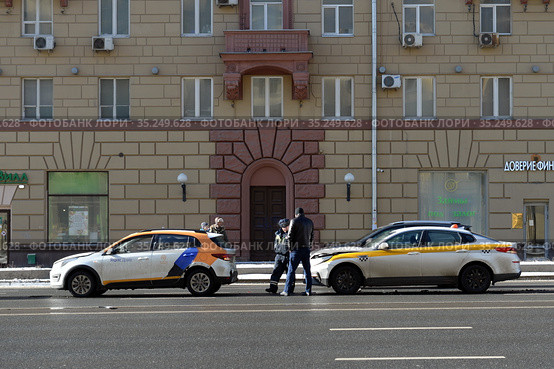 Авария с участием автомобилей такси и каршеринга на Садовом кольце в Москве (2019 год). Редакционное фото, фотограф Free Wind / Фотобанк Лори