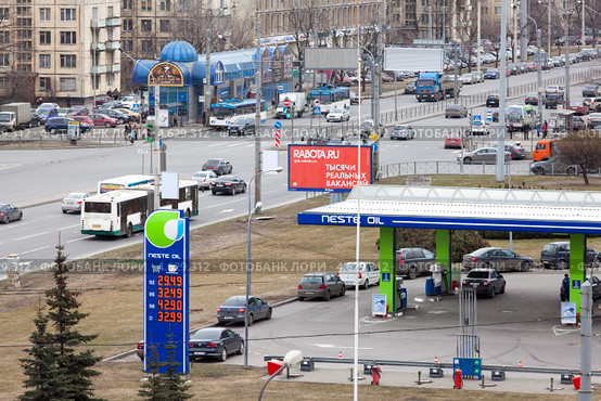 Авто заправочная станция "Neste" на площади Конституции, Санкт-Петербург (2013 год). Редакционное фото, фотограф Кекяляйнен Андрей / Фотобанк Лори