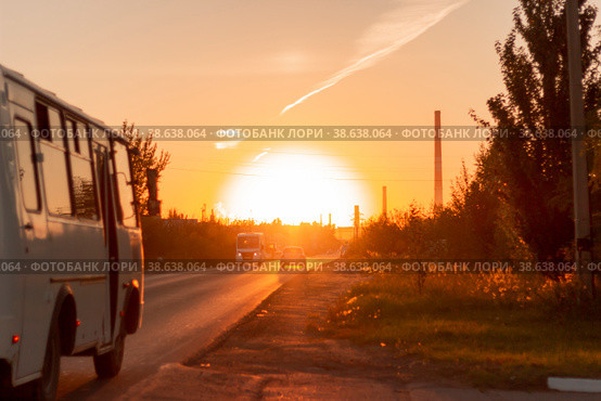 Автобус двигается по дороге в сторону солнца. Стоковое фото, фотограф Екатерина Кузьмичева / Фотобанк Лори