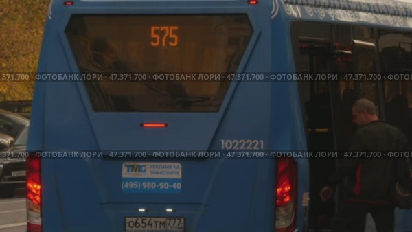 Автобус подъезжает, в него заходят люди. Редакционное видео, видеограф Семён Прудий / Фотобанк Лори