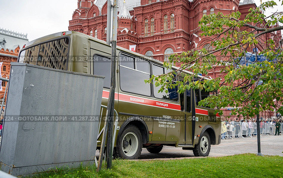 Автобус военной полиции в центре города. Москва (2023 год). Редакционное фото, фотограф Владимир Макеев / Фотобанк Лори