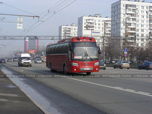 Автобус заказной "Москва" едет по Щелковскому шоссе. Москва (2012 год). Редакционное фото, фотограф lana1501 / Фотобанк Лори