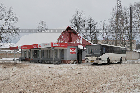 Автобусная станция. Город Гдов, Псковская область (2010 год). Редакционное фото, фотограф Виктор Карасев / Фотобанк Лори
