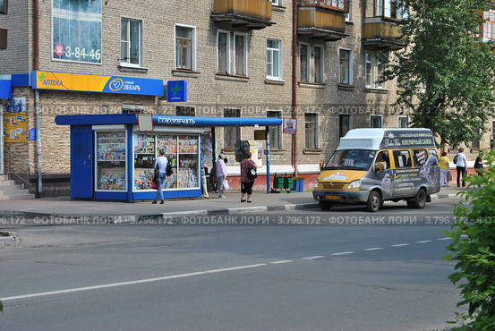 Автолайн № 111 стоит на остановке. Улица Николаева,  город Электросталь. Московская область (2012 год). Редакционное фото, фотограф lana1501 / Фотобанк Лори