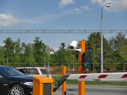 Автоматизированная парковка с системой видеонаблюдения. Камера видеонаблюдения номерных знаков. Стоковое фото, фотограф Руслан Гарифуллин / Фотобанк Лори