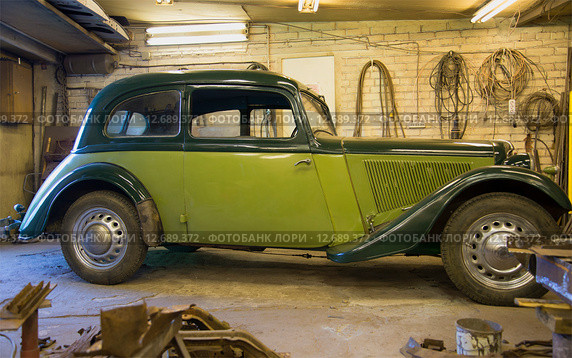 Автомобиль Adler Trumpf Junior 1937 г.в. в гараже перед реставрацией (2015 год). Редакционное фото, фотограф Виктор Карасев / Фотобанк Лори