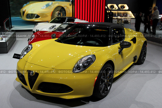 Автомобиль Alfa Romeo 4C spider на автосалоне в Лос-Анджелесе (2015 год). Редакционное фото, фотограф Роман Коротков / Фотобанк Лори