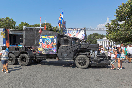Автомобиль "Безумный Макс" с рекламой шоу "Крах Вавилона" на площади Нахимова в День ВМФ в городе Севастополе, Крым (2020 год). Редакционное фото, фотограф Николай Мухорин / Фотобанк Лори