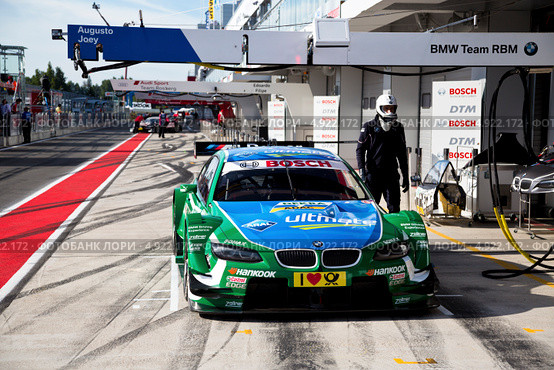 Автомобиль BMW M3 DTM команды BMW Team RBM стоит у питлейна на гоночной серии кузовных автомобилей Deutsche Tourenwagen Masters на трассе Moscow Raceway в Подмосковье 3 августа 2013. Редакционное фото, фотограф Николай Винокуров / Фотобанк Лори