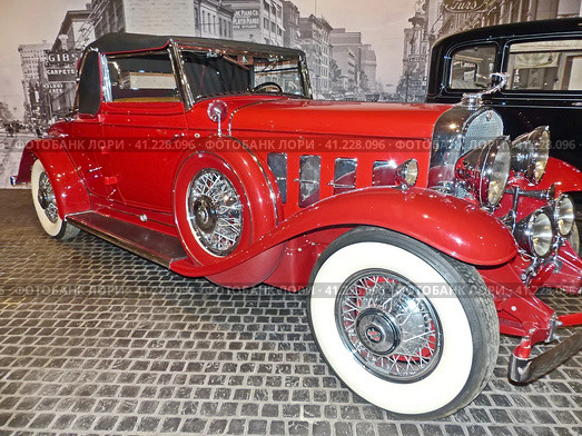 Автомобиль "Cadillac 452 V16 Convertible Coupe by Fleetwood", 1930 г., 16-цилиндровый, 175 л.с., США. Это был первый в мире серийный автомобиль с двигателем V16. Музей автомобильной техники. Верхняя Пышма, Россия, (2020 год) Редакционное фото, фотограф Сергей Елизарьев / Фотобанк Лори
