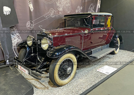Автомобиль Cadillac V-8 ("Кадиллак V8"), 1928 г. Автомузей "Автомобили мира", Москва (2023 год). Редакционное фото, фотограф Мария Кылосова / Фотобанк Лори