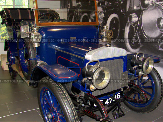 Автомобиль "Daimler 30 HP Poppet Valve", 1908 г., универсал (фаэтон), 4-цилиндровый, рядный, 3-ступенчатый, Великобритания. Этот экспонат один из двух сохранившихся. Музей автомобильной техники. Верхняя Пышма, Россия, 13.10.20220. Редакционное фото, фотограф Сергей Елизарьев / Фотобанк Лори