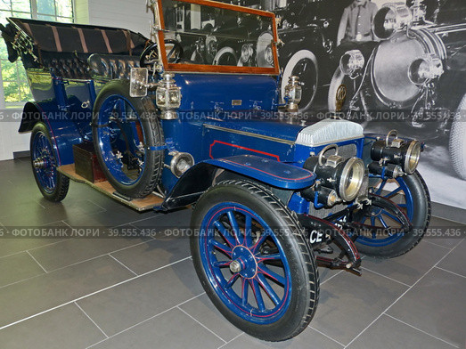 Автомобиль "Daimler 30 HP Poppet Valve", 1908 г., универсал (фаэтон), 4-цилиндровый, 3-ступенчатый, Великобритания. Этот экспонат один из двух сохранившихся. Музей автомобильной техники. Верхняя Пышма, Россия, сентябрь 2020. Редакционное фото, фотограф Сергей Елизарьев / Фотобанк Лори