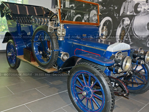 Автомобиль "Daimler 30 HP Poppet Valve", 1908 г., универсал (фаэтон), 4-цилиндровый, 3-ступенчатый, Великобритания. Этот экспонат один из двух сохранившихся. Музей автомобильной техники. Верхняя Пышма, Россия, сентябрь 2020. Редакционное фото, фотограф Сергей Елизарьев / Фотобанк Лори