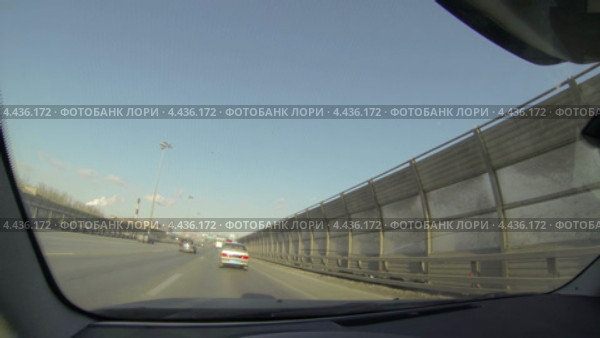 Автомобиль едет за машиной ДПС по кольцевой дороге. Санкт-Петербург (2013 год). Стоковое видео, видеограф Кекяляйнен Андрей / Фотобанк Лори