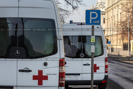 Автомобиль экстренной службы скорой помощи стоит на Неглинной улице в центре города Москвы, Россия (2020 год). Редакционное фото, фотограф Николай Винокуров / Фотобанк Лори