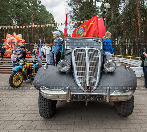 Автомобиль ГАЗ м1(Эмка) автомобиль сталинских репрессий и руководства СССР, на выставке ретро автотехники в городе Железногорске Красноярский Край. Редакционное фото, фотограф Анатолий Володин / Фотобанк Лори