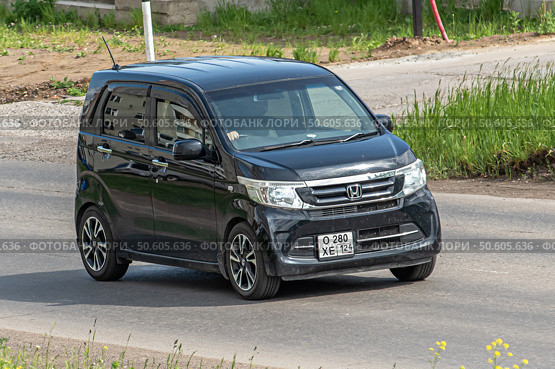 Автомобиль Honda N-WGN. Стоковое фото, фотограф Анатолий Володин / Фотобанк Лори