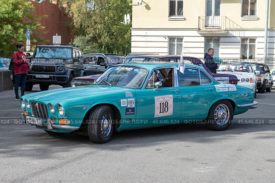Автомобиль Jaguar XJ (Series I) на стартовой площадке ретроралли "Петербург-2024" . Петергоф. Редакционное фото, фотограф Виктор Карасев / Фотобанк Лори