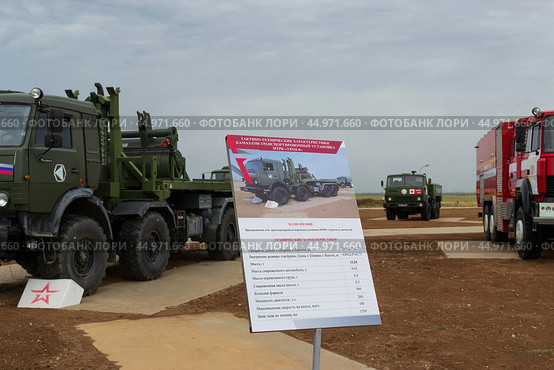 Автомобиль КАМАЗ с оборудованием Мультилифт для транспортировки робота – сапёра, гусеничного роботизированного комплекса Уран-6. Средняя Ахтуба, Волгоградская область, Россия. (2022 год). Редакционное фото, фотограф Андрей Цыганков / Фотобанк Лори