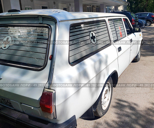 Автомобиль медицинской службы. Волга универсал. A medical service vehicle. Volga station wagon. 医疗服务车辆。 伏尔加旅行车。 Редакционное фото, фотограф Денис Баданин / Фотобанк Лори