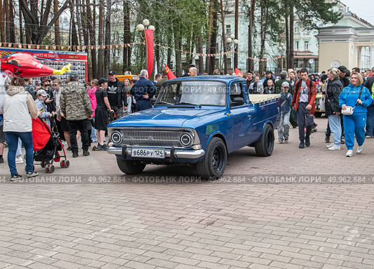 Автомобиль Москвич иж 2717 на выставке ретро автотехники в городе Железногорске Красноярский Край. Редакционное фото, фотограф Анатолий Володин / Фотобанк Лори