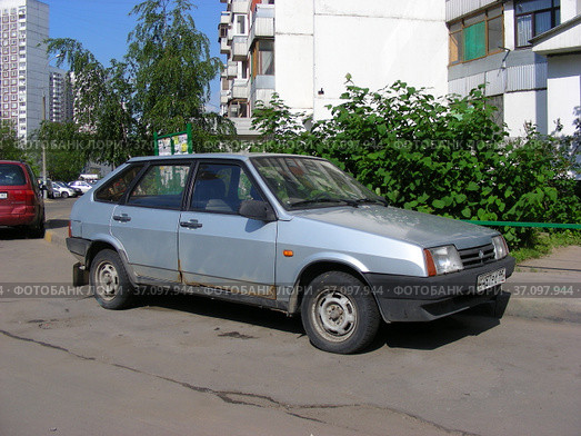 Автомобиль около жилого дома на Новокосинской улице. Район Новокосино. Город Москва (2012 год). Редакционное фото, фотограф lana1501 / Фотобанк Лори