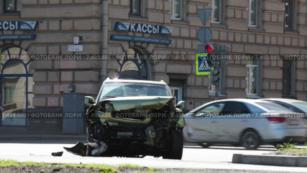 Автомобиль после аварии на перекрестке, пешеходы проходят мимо (2015 год). Редакционное видео, видеограф Кекяляйнен Андрей / Фотобанк Лори